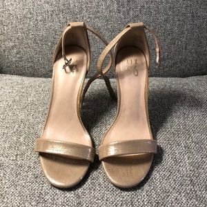 Sz 7.5 Mix No. 6 gold metallic sandals